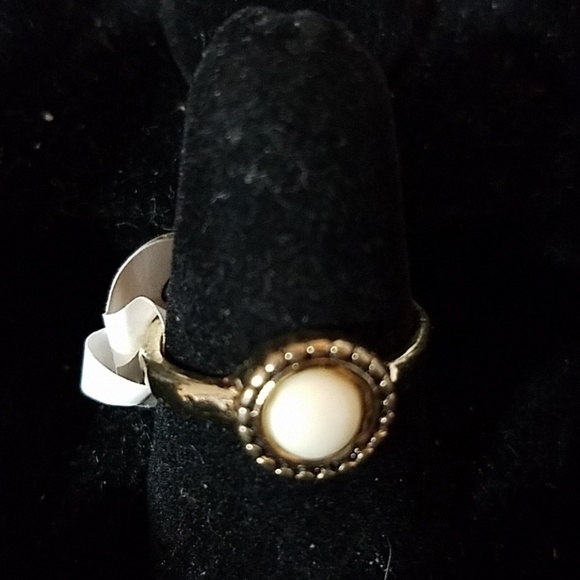 Dainty Stone Round Ring Size 8 -- 4 Choices - Picture 3 of 5